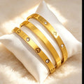 Set de 3 Bracelets Joncs Dorés Gravés & Strass⁠