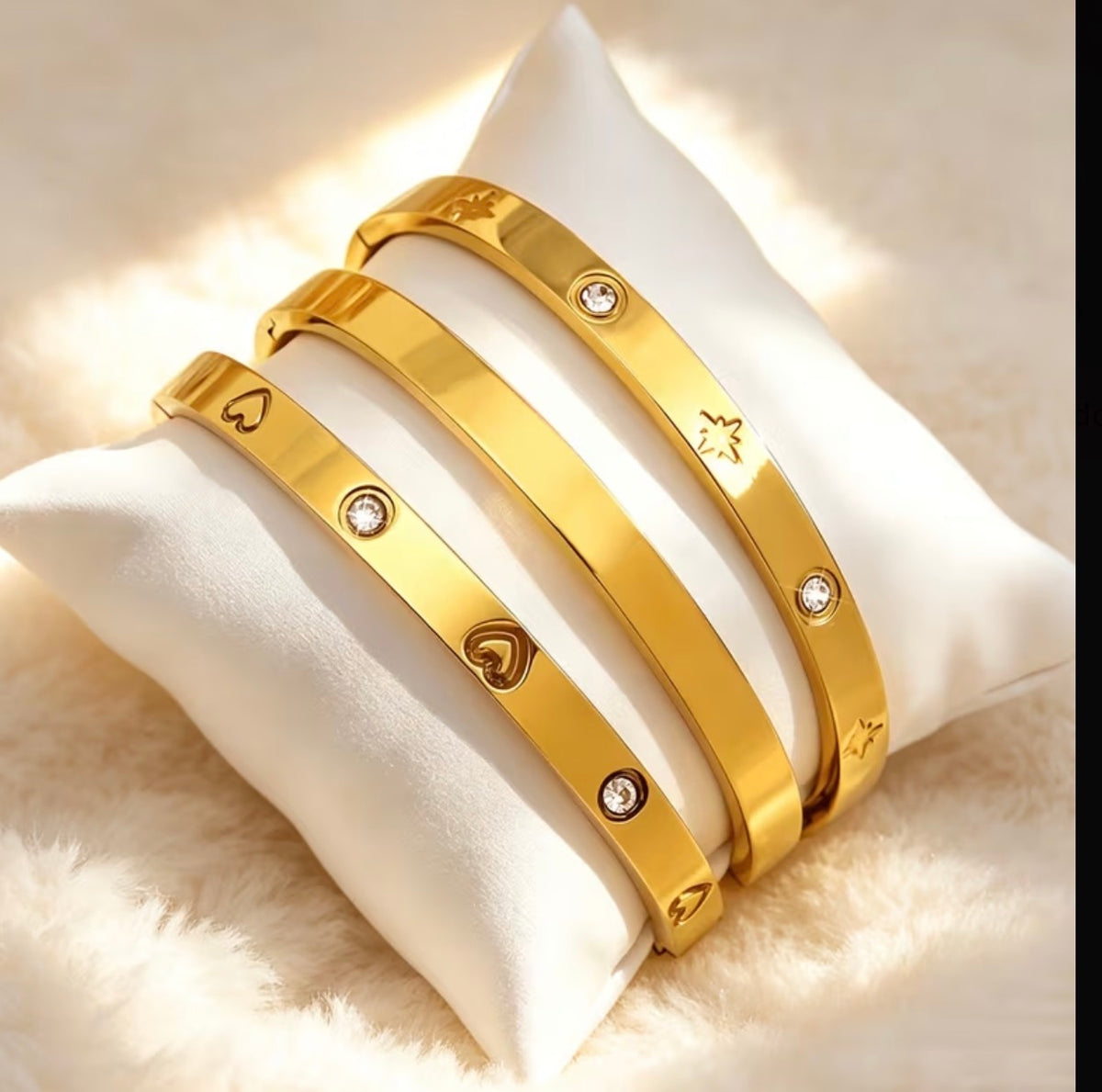 Set de 3 Bracelets Joncs Dorés Gravés & Strass⁠