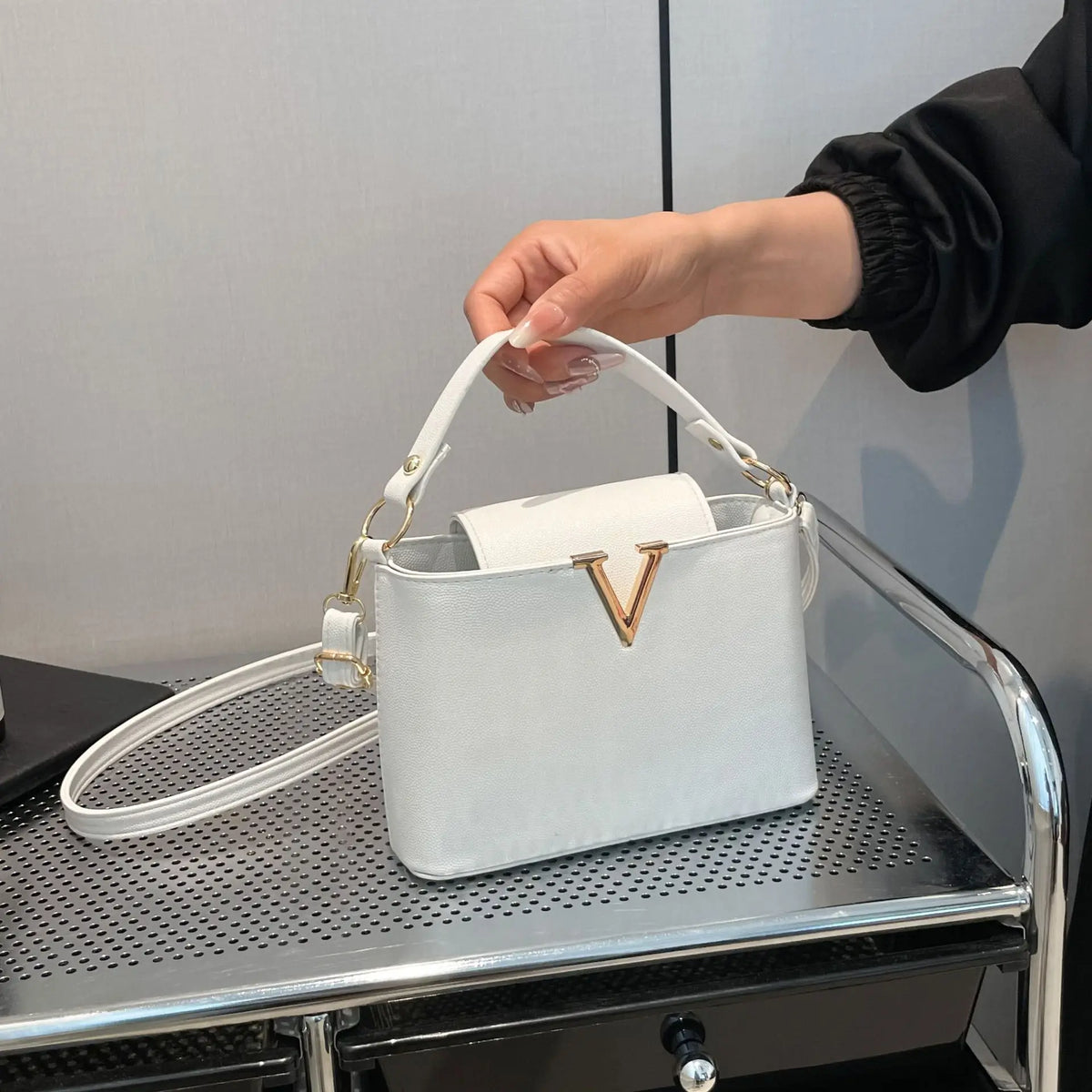 Luxury handbags for women 2026 New VLarge-capacity bucket bag for commuting, hand-held shoulder bag