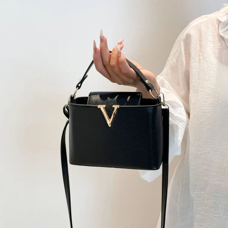 Luxury handbags for women 2026 New VLarge-capacity bucket bag for commuting, hand-held shoulder bag