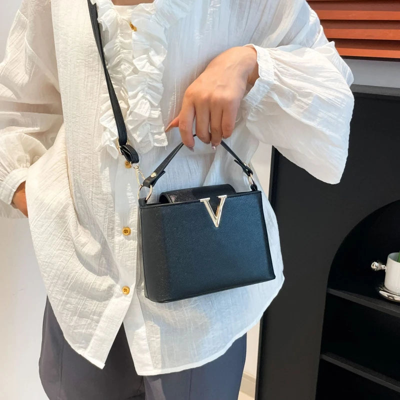 Luxury handbags for women 2026 New VLarge-capacity bucket bag for commuting, hand-held shoulder bag