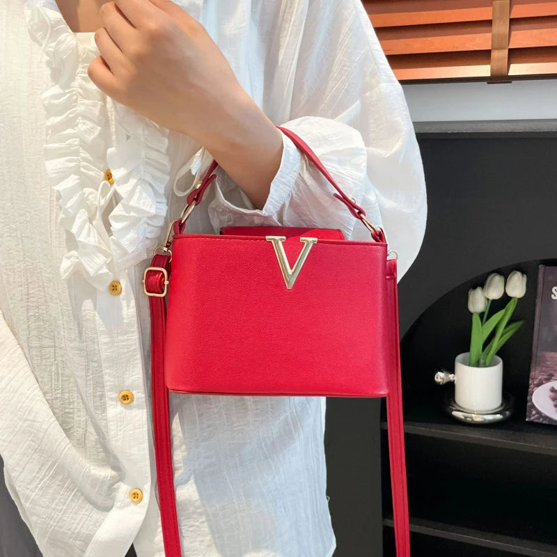 Luxury handbags for women 2026 New VLarge-capacity bucket bag for commuting, hand-held shoulder bag